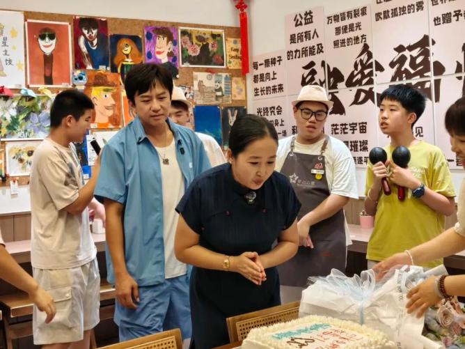 太突然了！邓超来福州了，但他哭了，好兄弟陈赫一针见血：“作为一名父亲，我很感动，