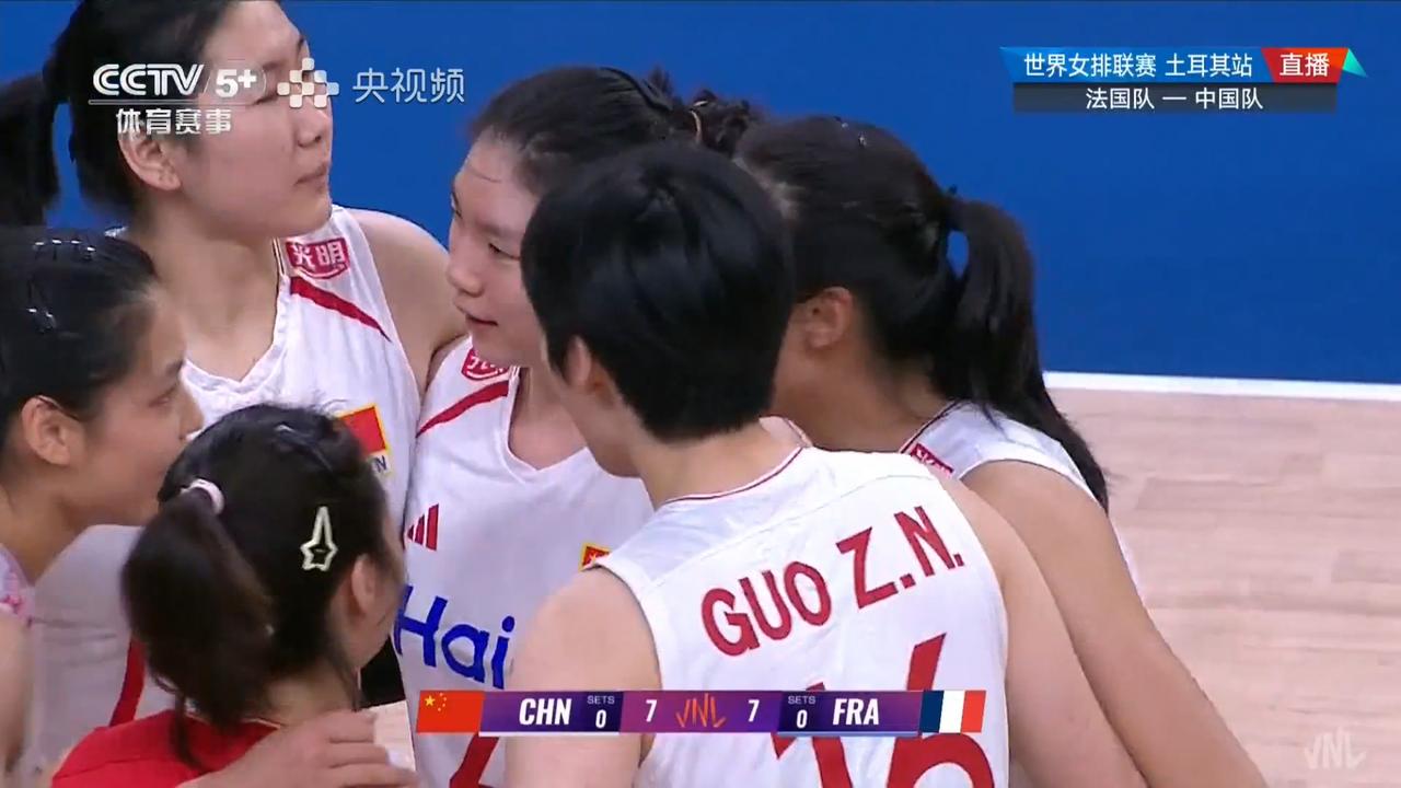 今晚中国女排打出了自己的技战术特点，比赛状态也比前天对阵德国女排要好，发球、进攻