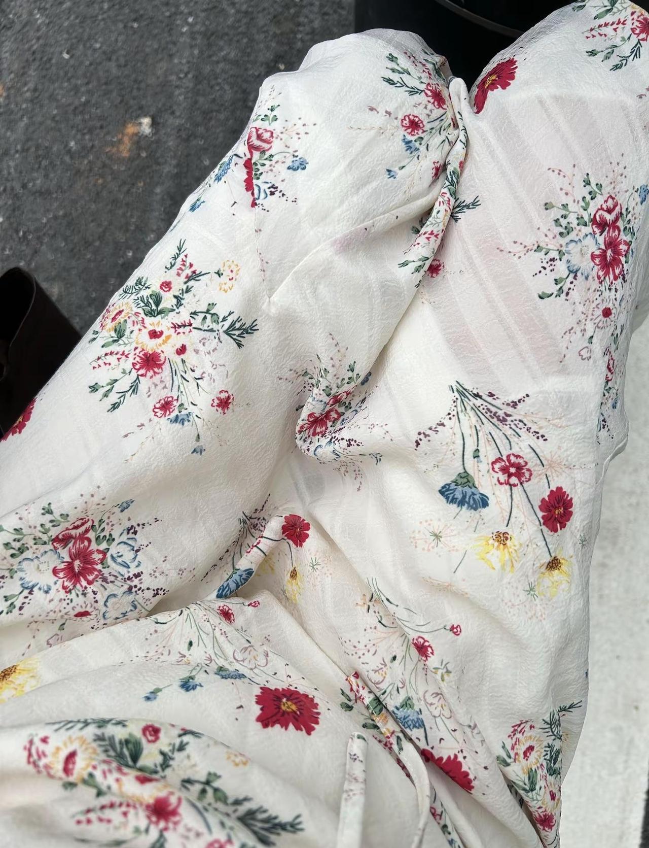 普通的周日37岁的邝女士穿上心爱的步步生花裙子不慌不忙，步步生花年龄从来不是限制