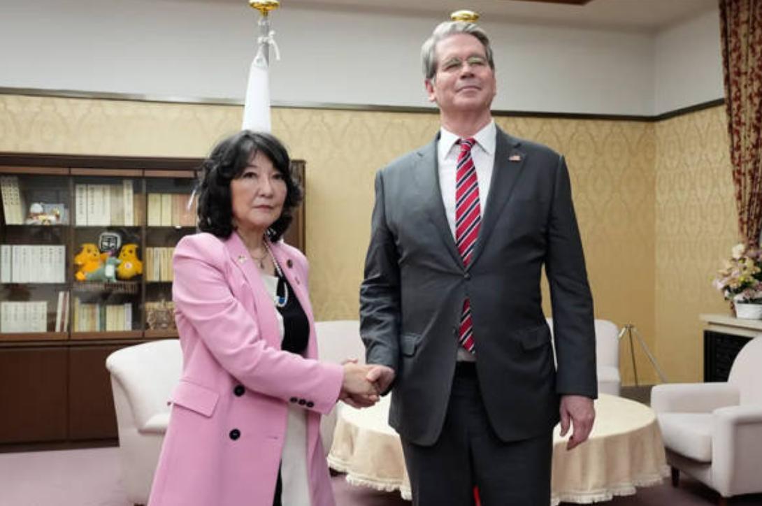 美日财长会面，日本竟捂了三个多月不敢吱声！直到《纽约时报》揭穿老底，外界才发现：