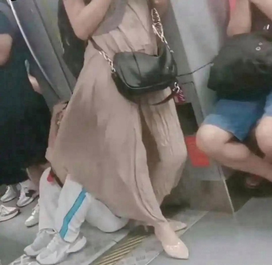 心疼白裤大姐，脸估计都被抽肿了吧！