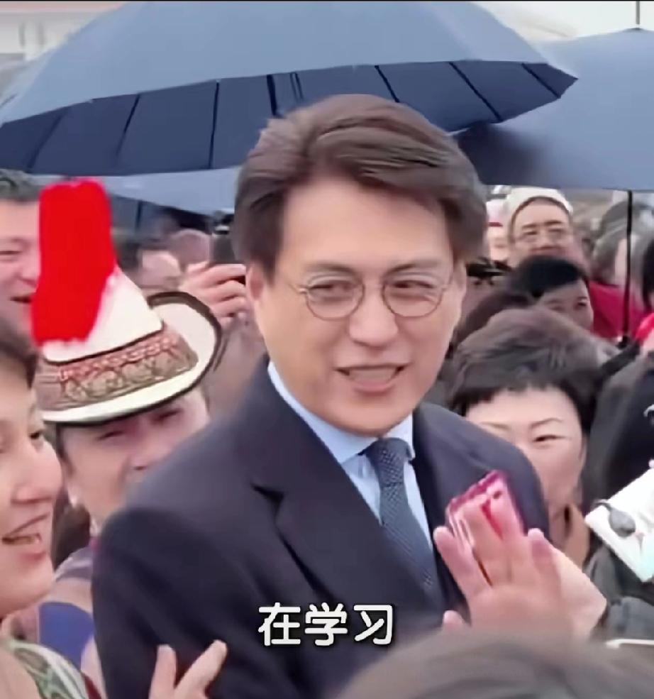 靳东被围得寸步难行！真实状态曝光，一番话尽显格局
 
    靳东现身活动被记者