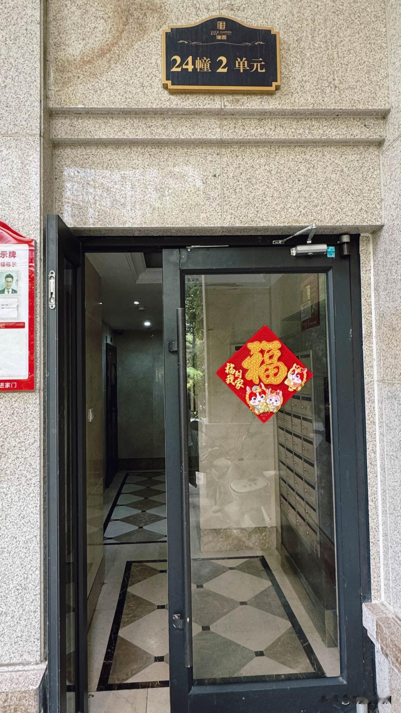 荆州楚天系小区的门谁设计的，这么窄的门怎么进，相信胖一点人都要侧着走，这么高档的