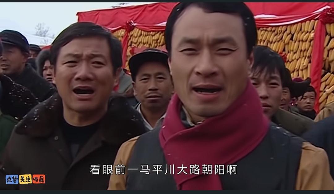 两个人在集市上大声说话。这两位大哥很眼熟啊！那时候真年轻啊？哪部剧啊？什么时候拍