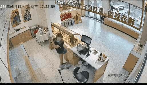 熟食店里没有顾客，女店员脱下裤子跳起了舞，正跳的很嗨时，突然听见动静了，慌忙提上