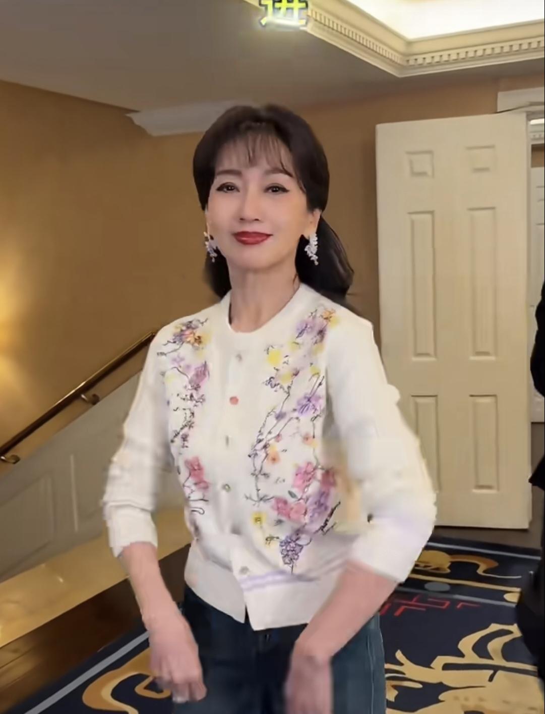 73岁的赵雅芝家庭真和睦啊！古稀之年的她和儿子，儿媳妇一跳海豹舞。节奏明快的音乐