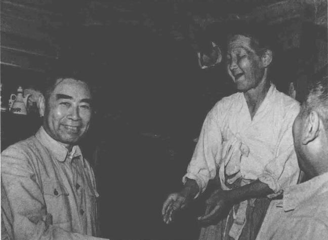 1962年6月，周恩来在吉林省延吉市农村朝鲜族老大娘家做客