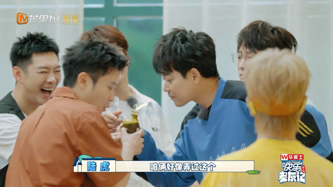 #老舅把五哈的臭酸带到老友记#隔着屏幕，我都能够闻到味道，哈哈哈，很喜欢这样的一