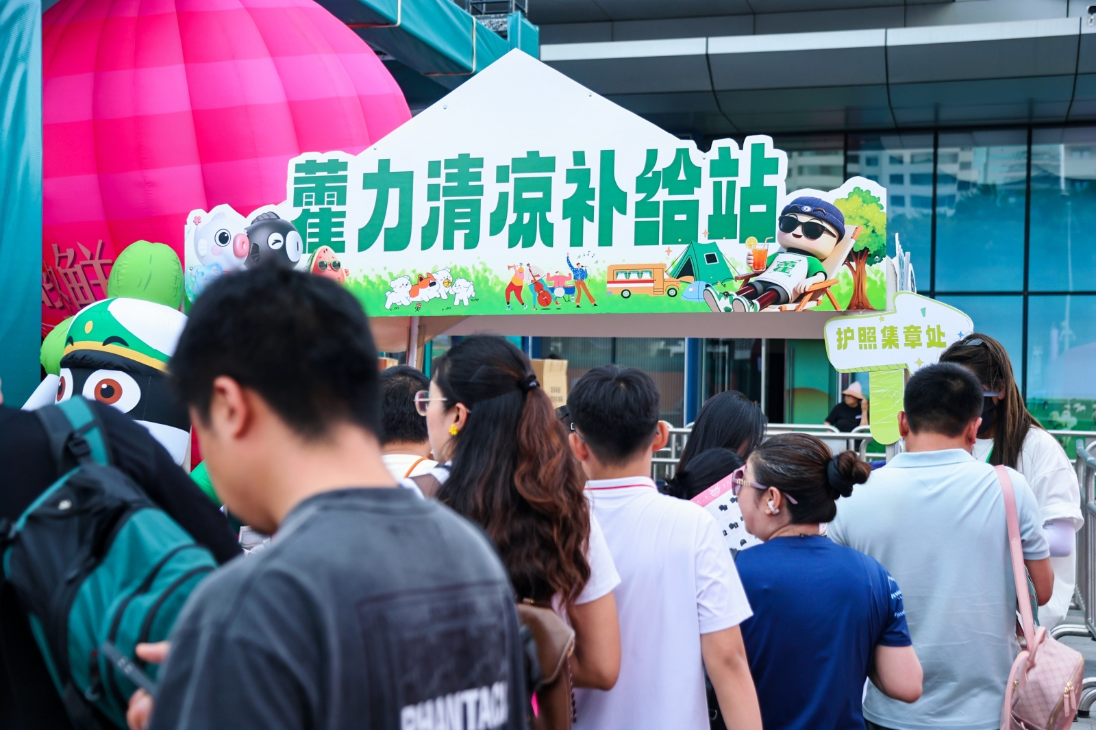 大城市本身就是一种情绪价值千里奔赴只为现场相见，大城市承载着无数人的情怀与念想。