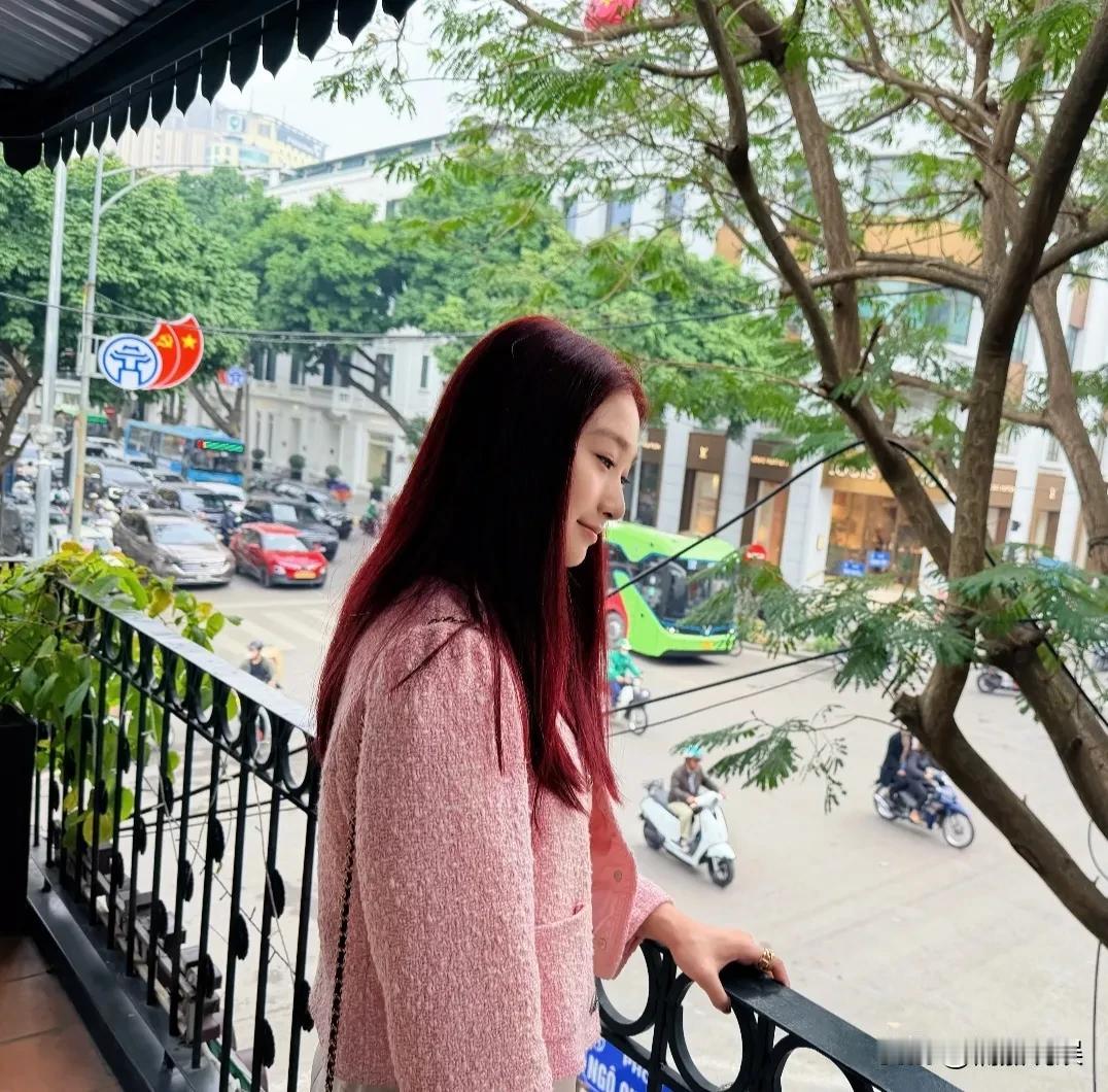 马伊琍女儿文君竹，晒在越南旅游的照片。
新年的她，染着一头树莓红长发，穿着一件红