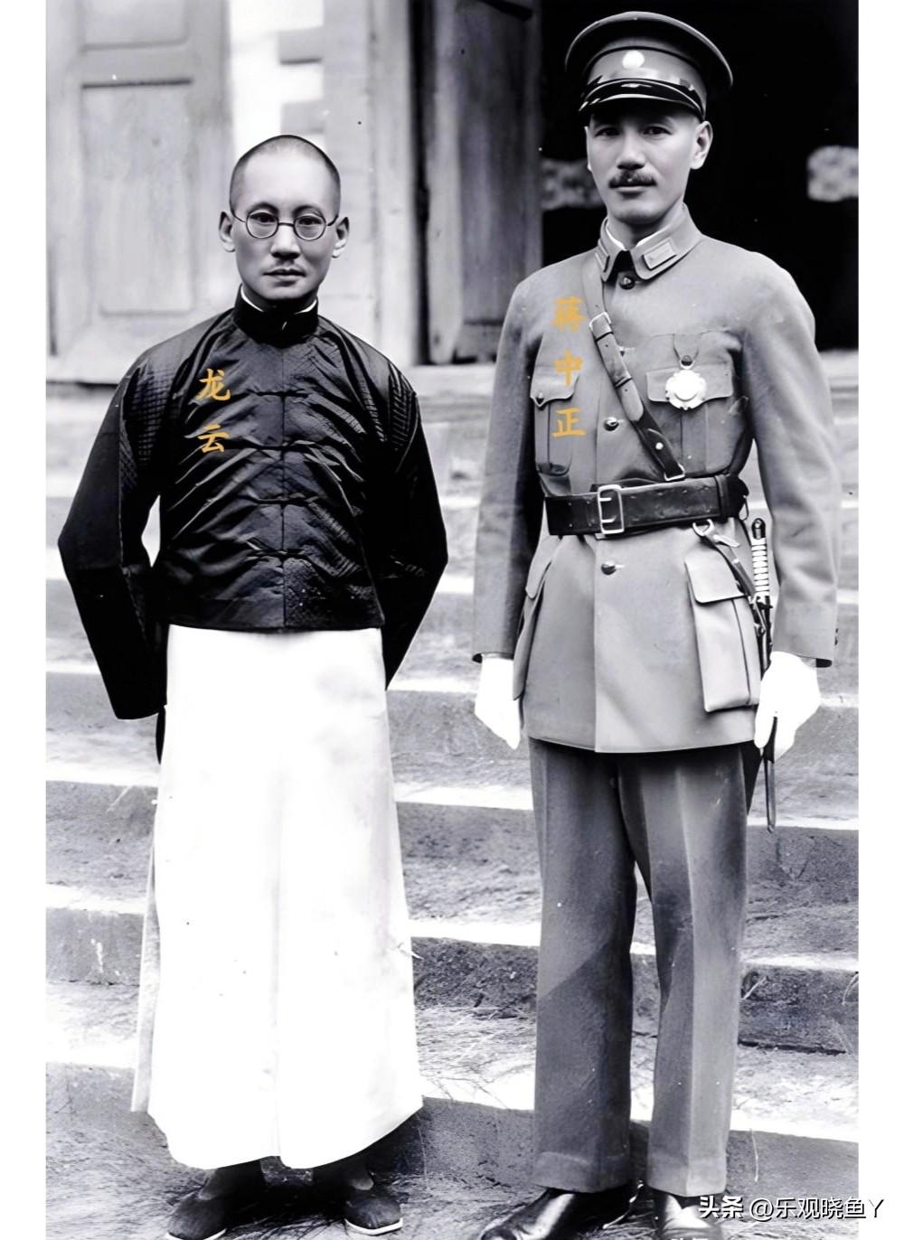 一张老照片，拍摄于1934年的云南，这才是蒋中正和龙云的真实貌相，这并不是演戏，