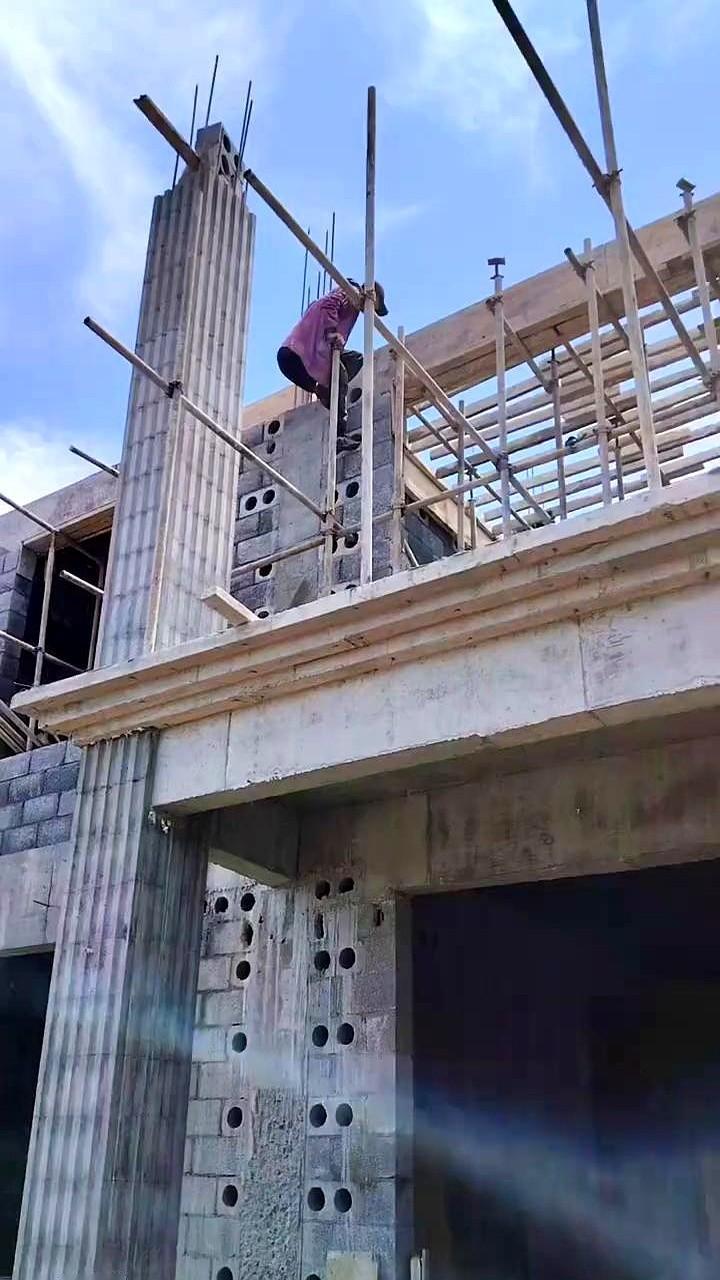 自建房尺寸有讲究。

今儿咱单说大门这宽度，老话讲“门宽四尺九，福气跟着走”。