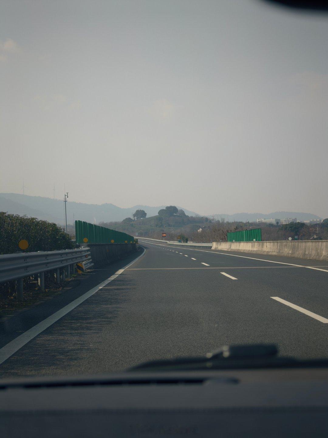 高速服务区居然也有特斯拉充电桩补上一口电继续出发 