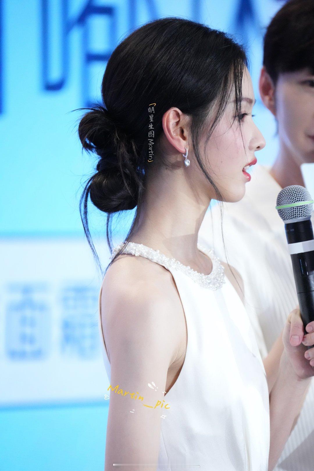 陈都灵生图长这样啥意思仪态容貌都是绝佳。 