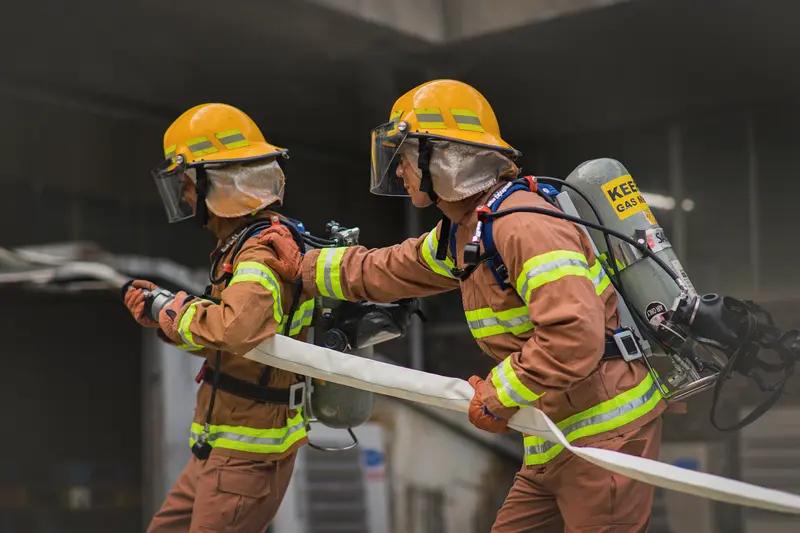成都的消防员和民警也太有“喜剧效果”了！2025年10月，他们凌晨出警结束返程时
