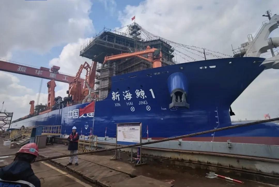 6日，我国首艘分布式泵舱超大型自航耙吸挖泥船下水。