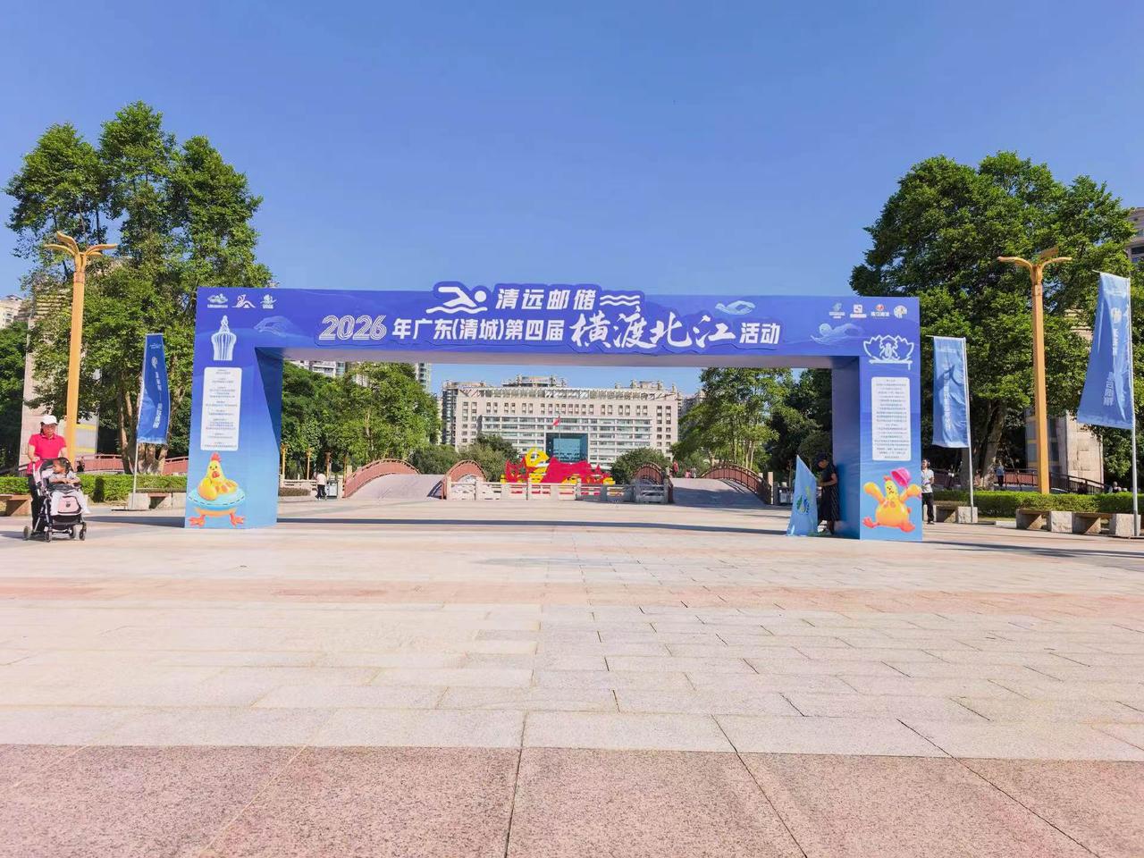 2026清远横渡北江活动火热进行！10月25日，来自国内外3300名游泳健儿横渡