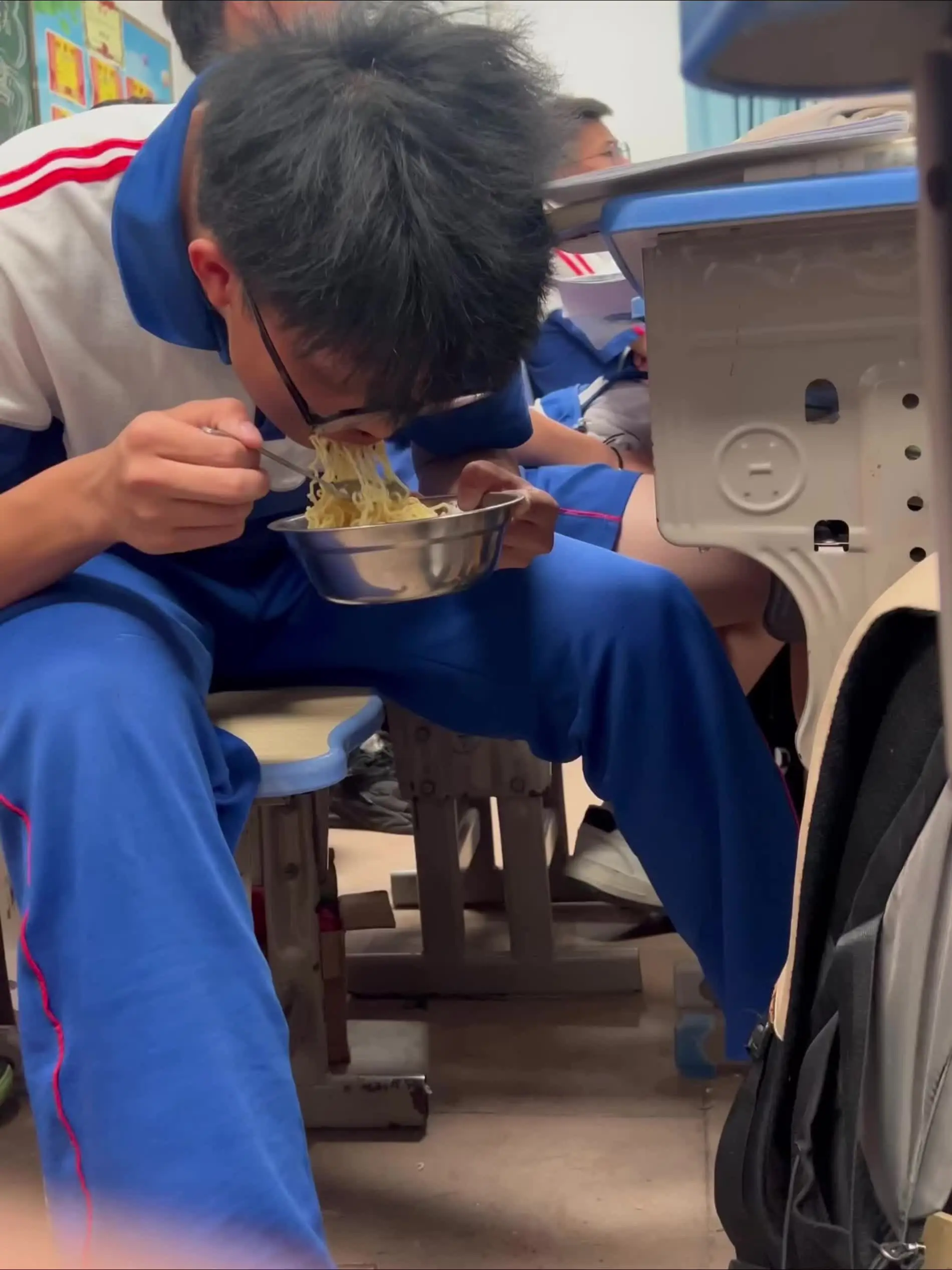 记得17岁那年 晚自习是用来吃饭的.