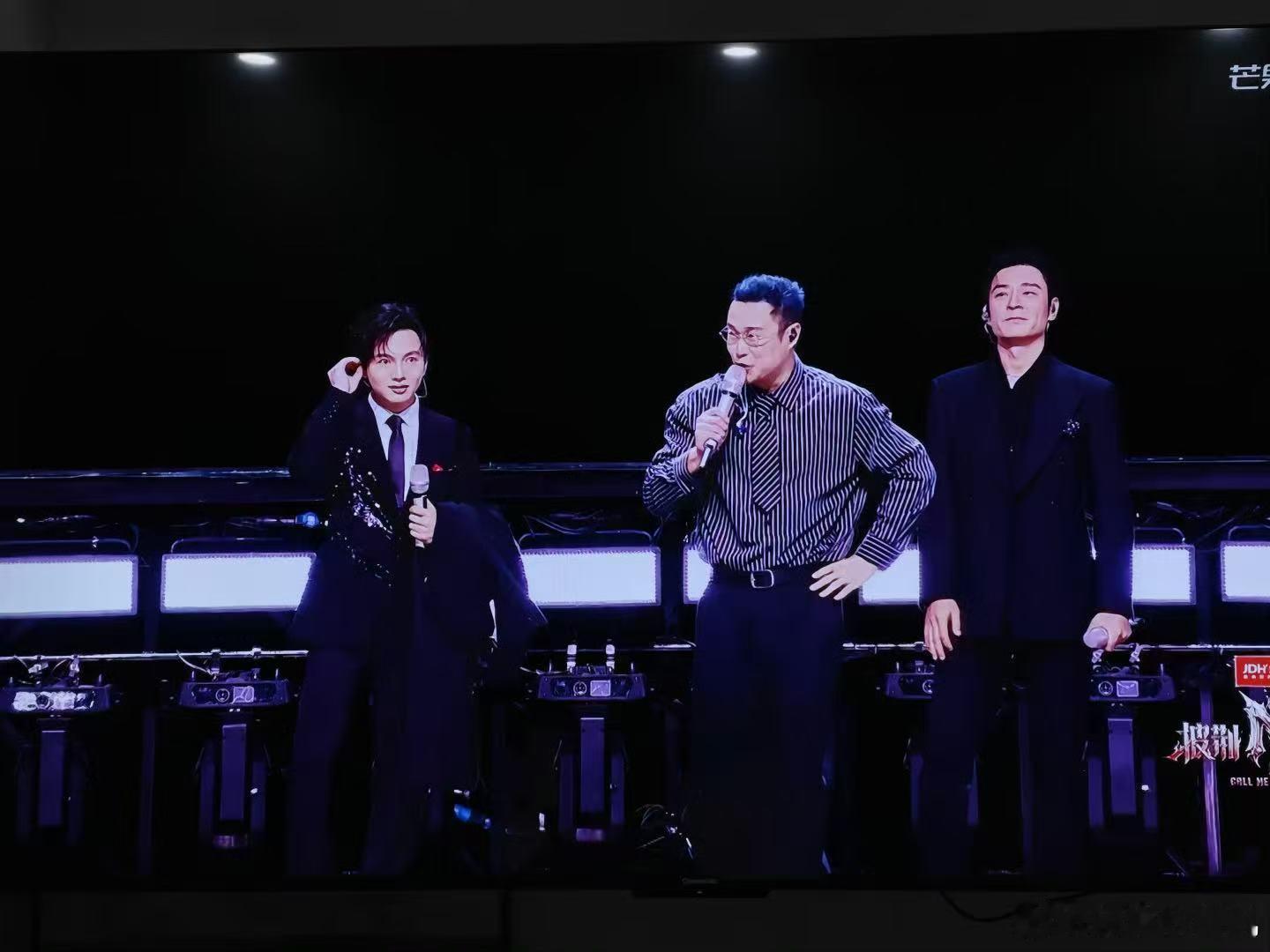 不要淘汰叶润泽披荆斩棘 《拖拉机》这舞台氛围感拉满了好吗，叶润泽那段flow太顶