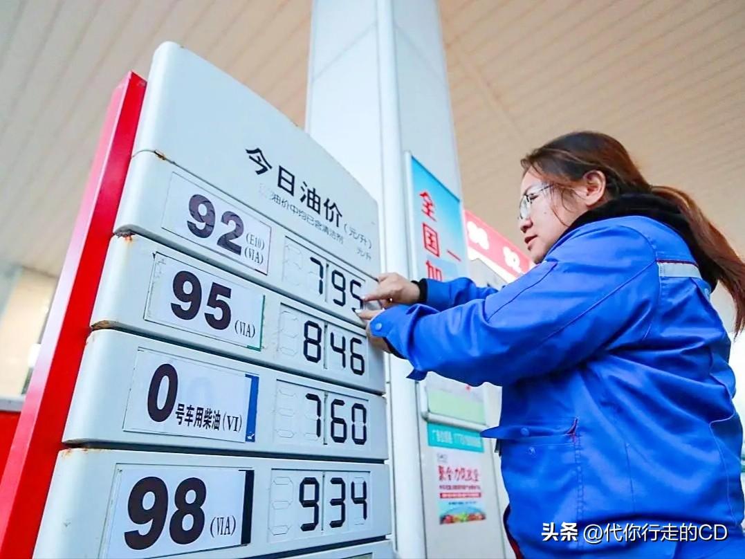 期货原油突破$100/桶，
现货黄金再达$5400/盎司，
多年以来，工资却没有