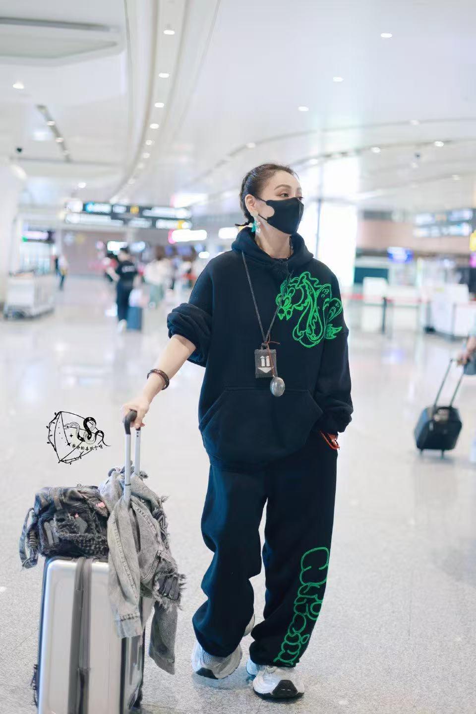 宁静录制一路繁花2被帅哥表白 何赛飞也惊喜现身，海兰珠和大玉儿同框，满满的回忆杀