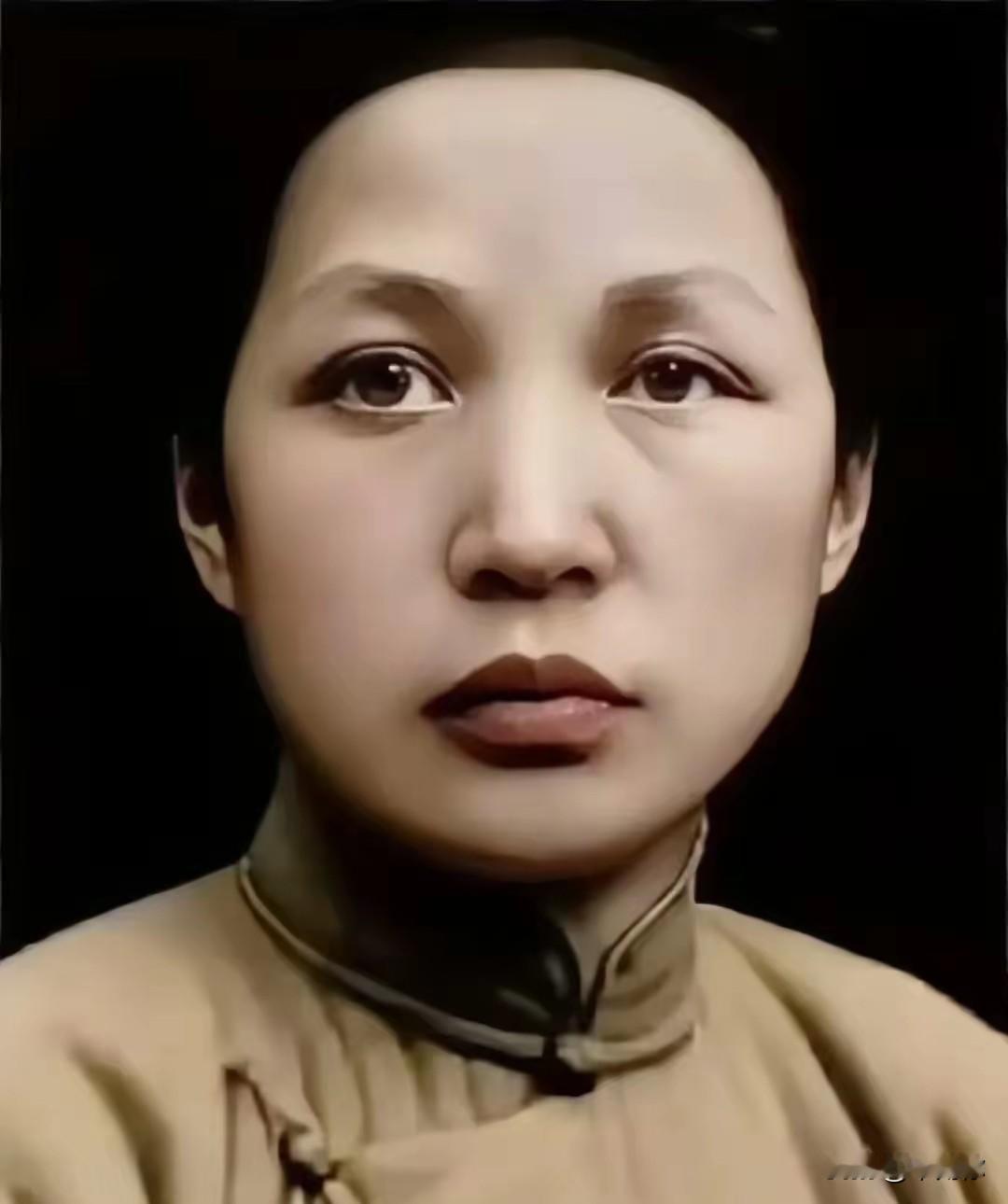 伟业与母亲：缺席的自豪

儿子建国，母亲却没等到那一天。自豪与遗憾，一起压在心口