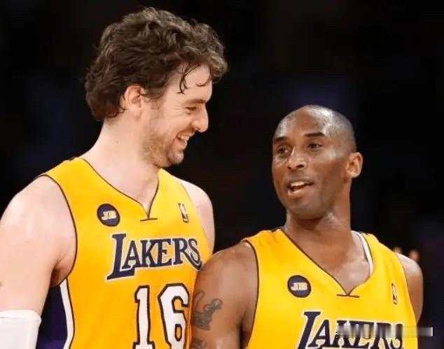 前NBA球员保罗-加索尔更新社媒，晒出他与科比-布莱恩特的合照为其庆祝生日。
