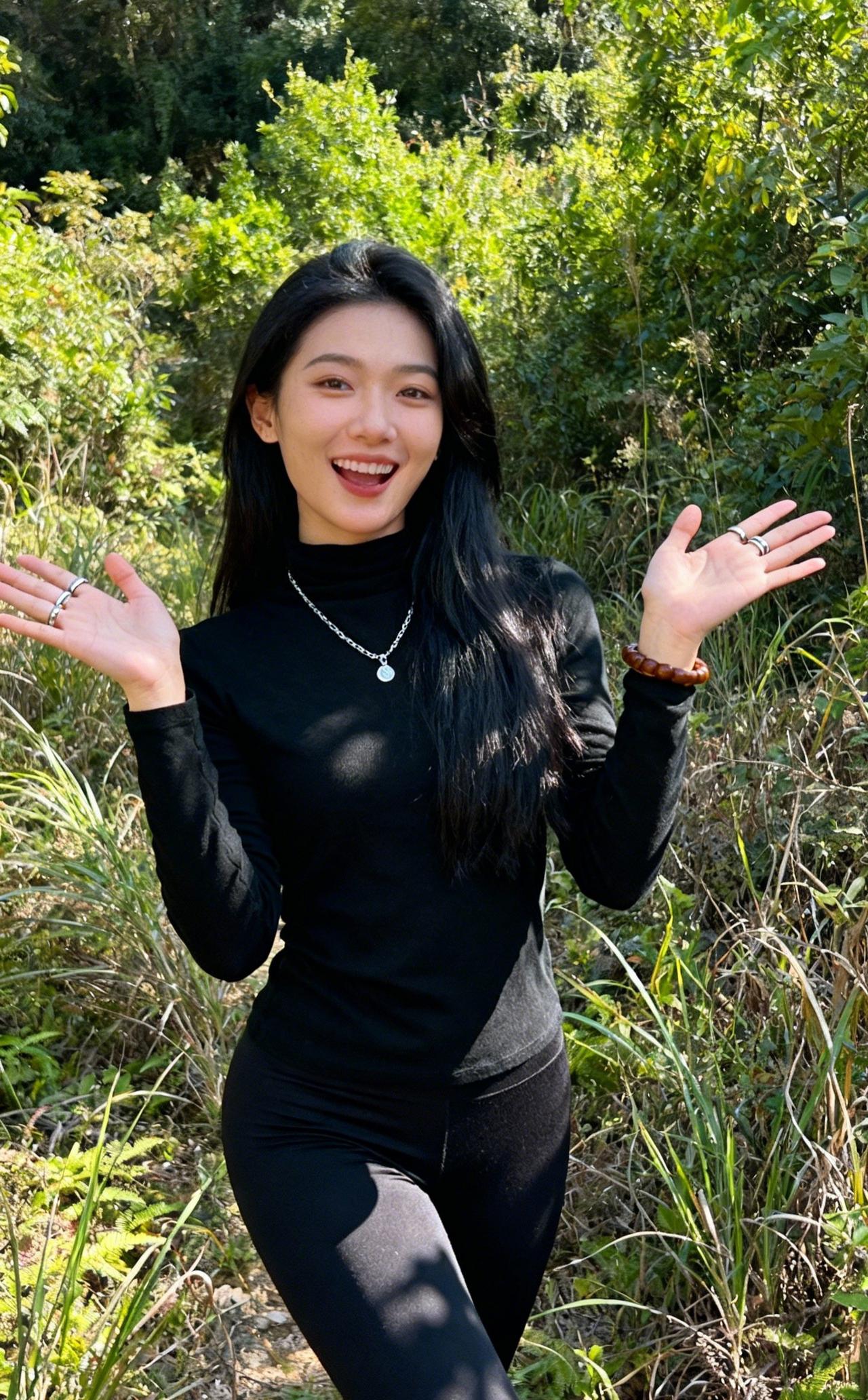 上联：青林间笑靥舒，素影随风，恰似春归花解语
下联：幽径畔柔姿展，纤腰曳翠，浑如