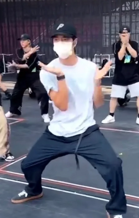 王一博裤子看起来眼熟