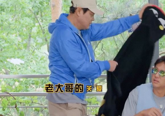 邓超给鹿晗递衣服哈哈哈哈哈五哈纯路人刷到这段路透瞬间被圈粉，没有华丽台词铺垫，就