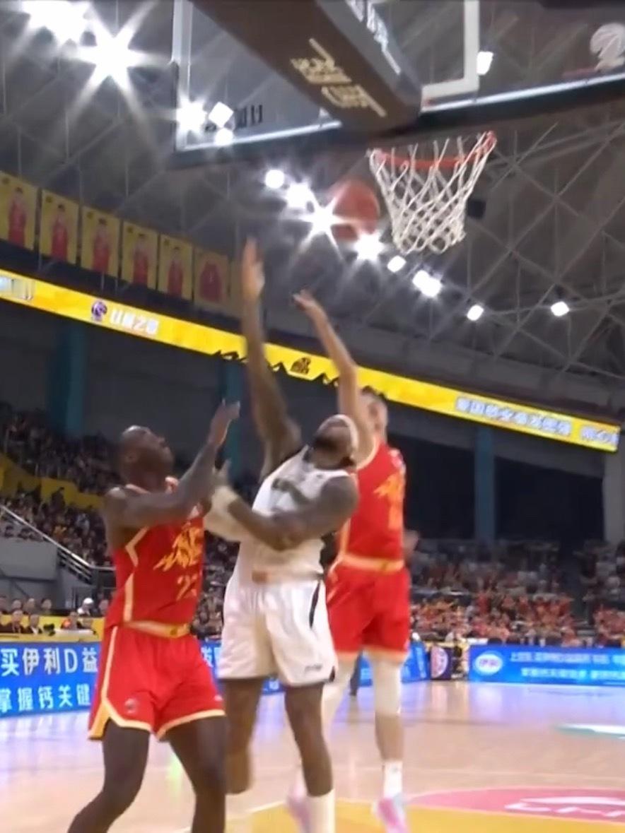 这是大莫生气的原因就在裁判眼下，桑普森抓着大莫的胳膊让他跳不起来。广厦男篮vs辽