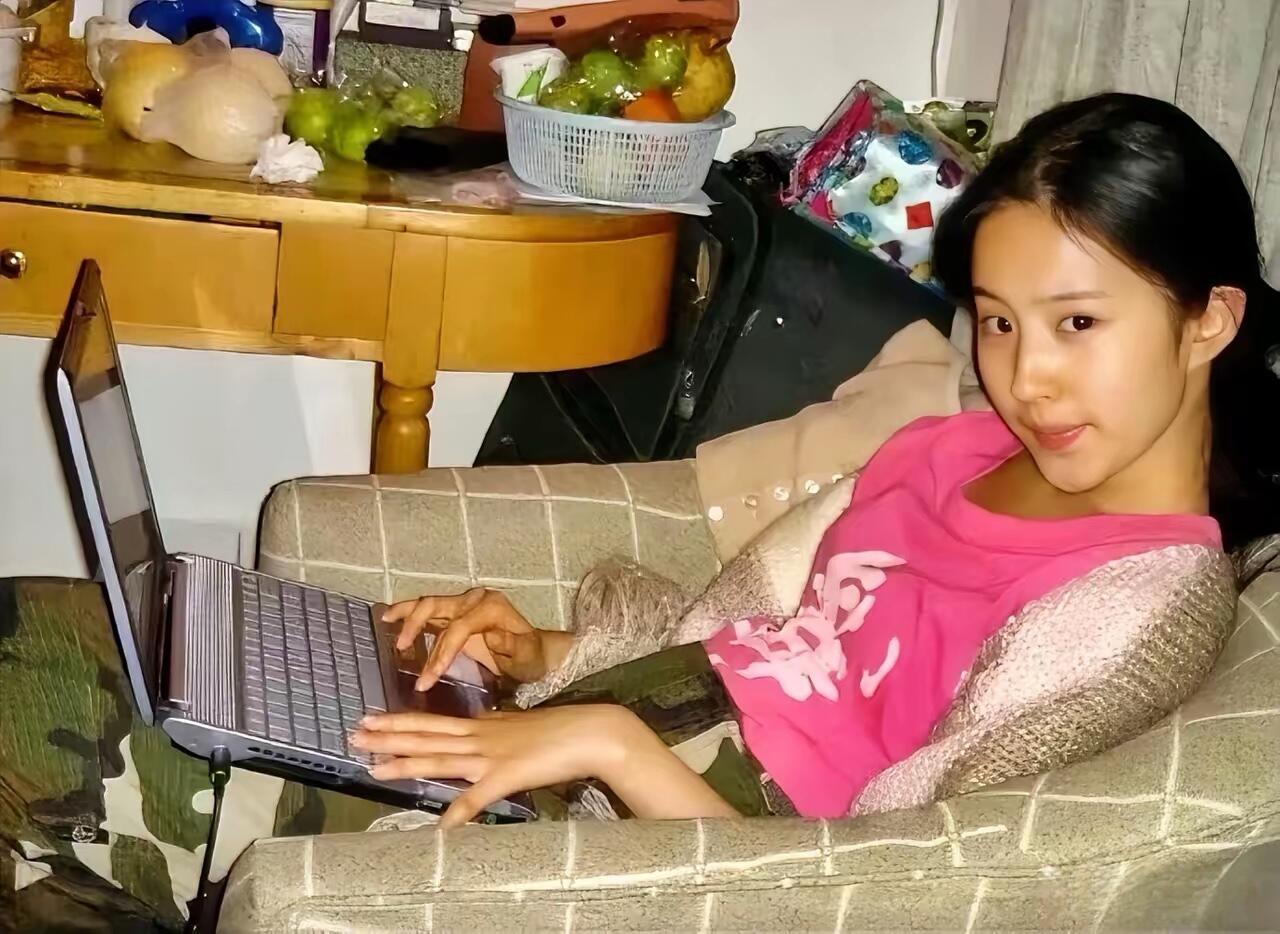 刘亦菲15岁时，在家里的生活照，好青涩啊 