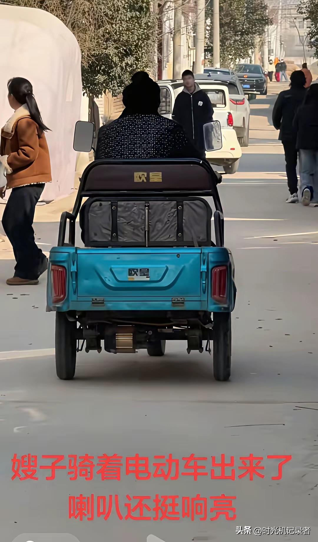 大衣嫂一点也不寂寞，这么多人围着她转，感觉大衣哥一家真的升华到了不一样的境界，出