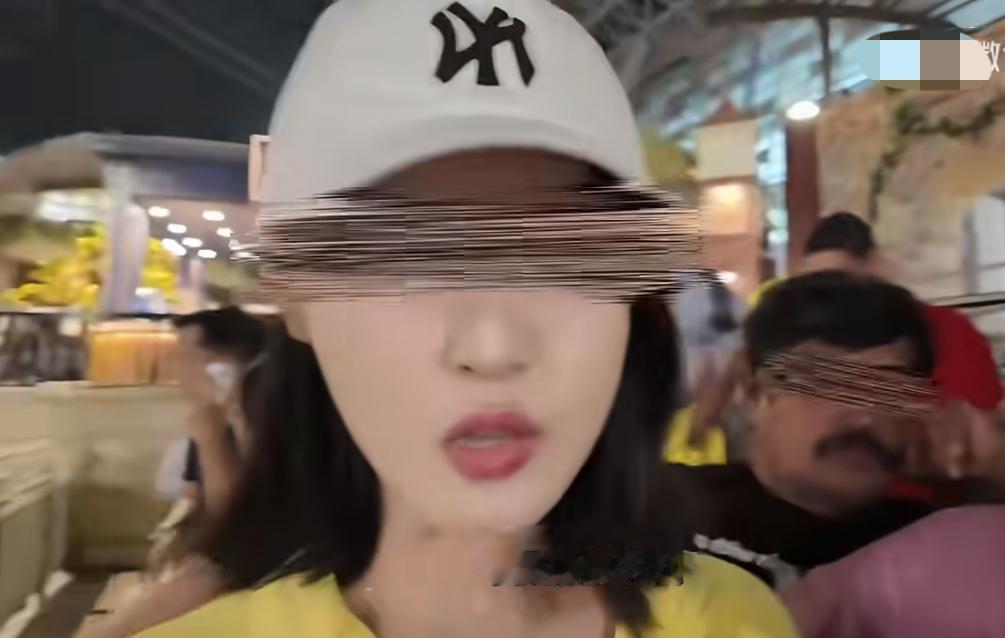 美女吐槽被印度旅游团插队，本来自己排队排了很长时间，没想到一群印度人突然插到她的