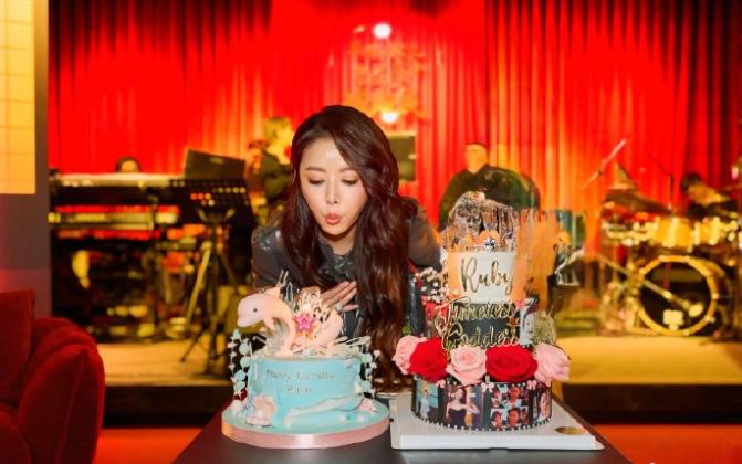 林心如举行五十岁生日聚会，和霍建华上台合唱！ 夫妻感情甜蜜！
林心如之前上《再见