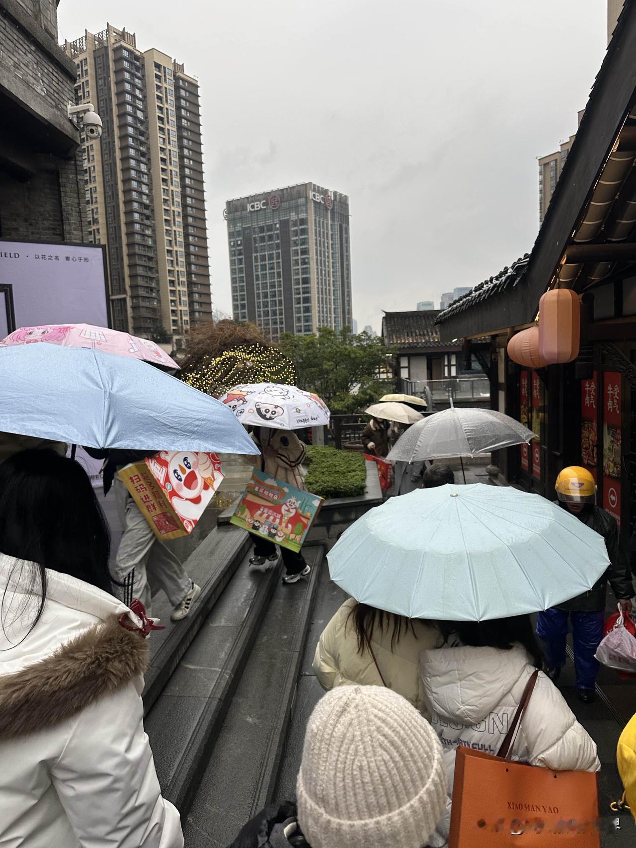 太冷了吧？！1月2日，重庆主城区，依旧凄风冷雨，仙女山暴雪来袭！此时此刻，下午5