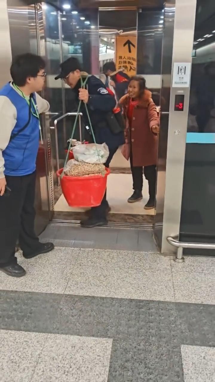 “眼睛都在用力！”成都地铁保安帮乘客挑担感动全网



近日，成都地铁27岁保安