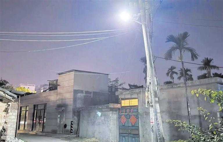 【三亚崖州区42盏路灯照亮社区居民出行路】“路灯亮了，心也跟着亮了。”近日，崖州