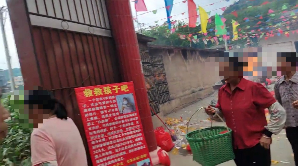 【玉林洛阳某庙出入口一外地女子在讨钱】今天是农历四月二十，玉林市兴业县洛阳镇一年