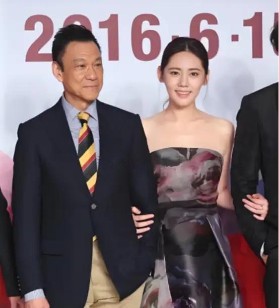 2011年，65岁的王学圻做出了一个震惊圈内外的决定，不顾结婚40年的发妻孙昌宁