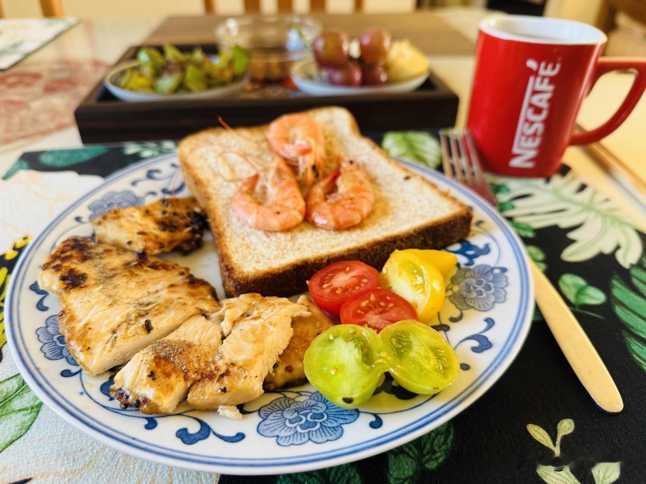 ☕️²⁰²⁶/₀₉.₀₂ ᵕ̈午安✨🥣🍇🍅
晨光落于餐桌，藜麦清润，鸡排鲜