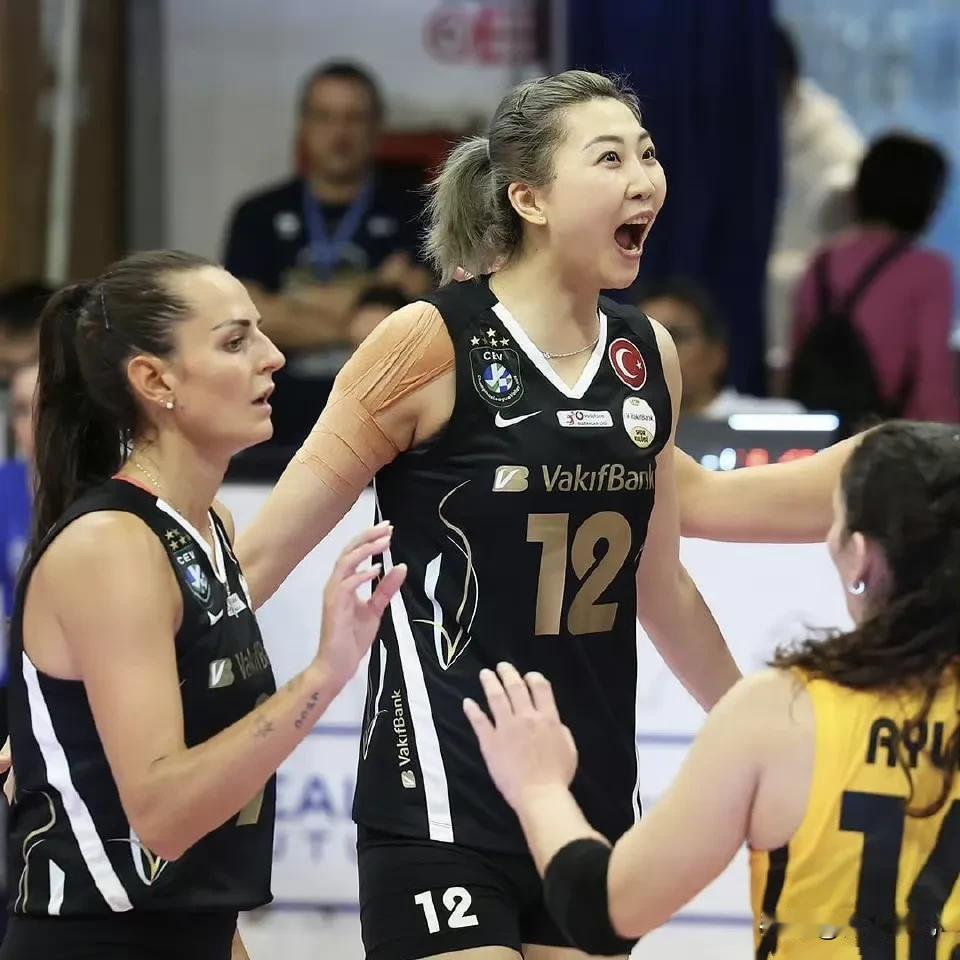 中国女排，袁心玥，在土超联赛首秀表现，拿下4分，2扣2中，成功率100%，2个拦