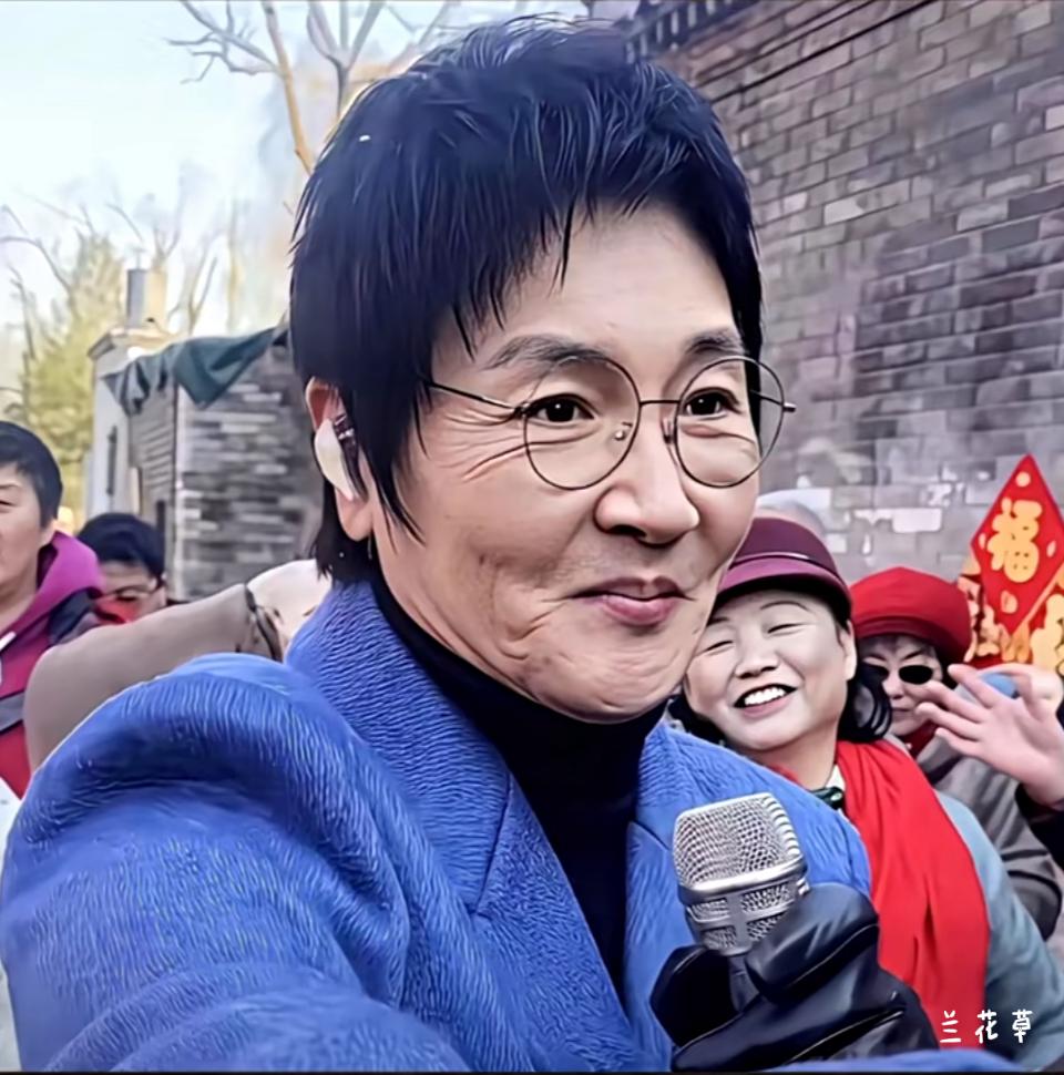 孙楠越来越像个慈祥的老奶奶了。 如果我不说，你们能否轻松认出这就是孙楠？
为什么