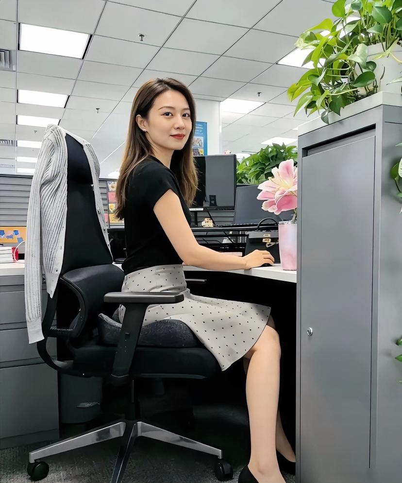 公司新来的33岁美女财务，就这颜值还是单身？
