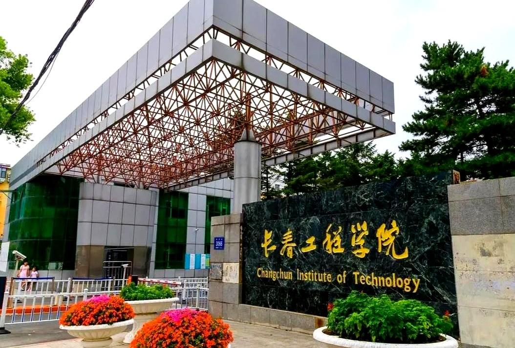 每年有很多学生都可以
有些学校就自己待在边境小城，任凭王牌医学专业无人问津。
还