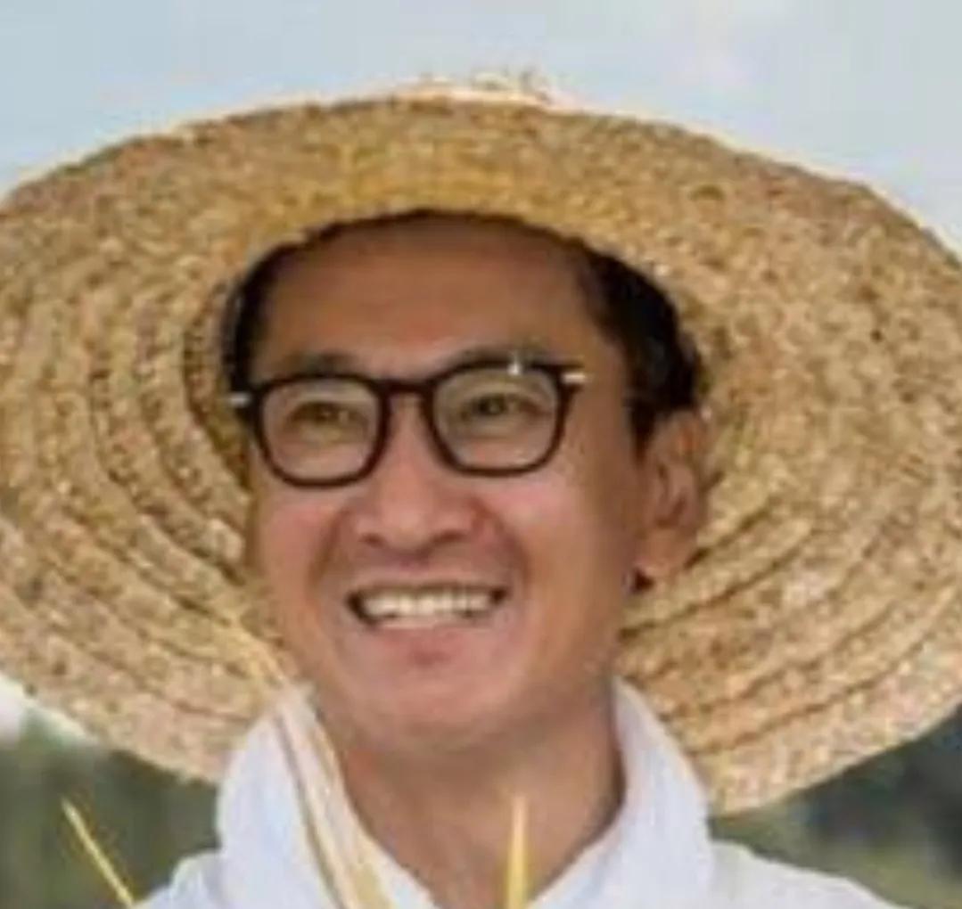 周杰发文悼念一位相识25年的粉丝吴芝芬。他表示，无论自己在哪里演出，这位粉丝都会