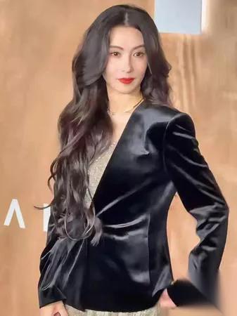 馆长捐300万后出事了！

绿蛙又跳出来作妖了

竟叫嚣让他去灾区挖泥水！咱就说