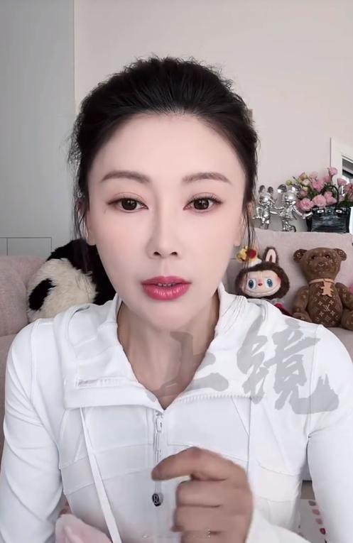 甘薇让赵露思和公司不要硬刚 甘薇谈到了最近赵露思的解约风波，她认为：“大家都不要