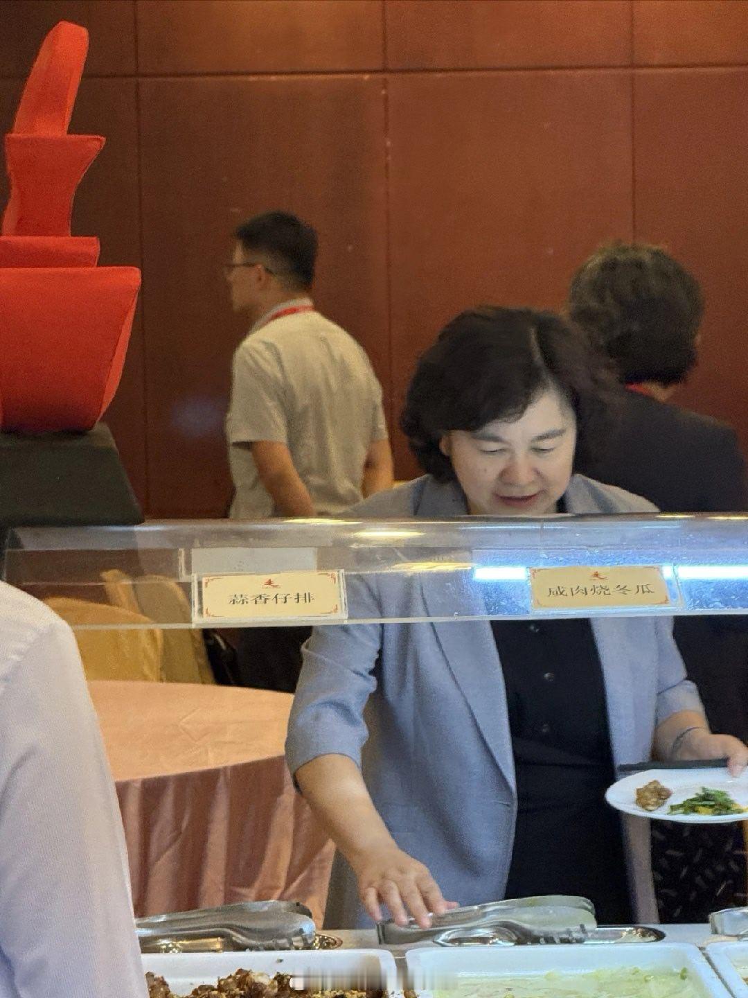 网友在食堂吃自助餐，偶遇华春莹副部长[送花花] ​​​