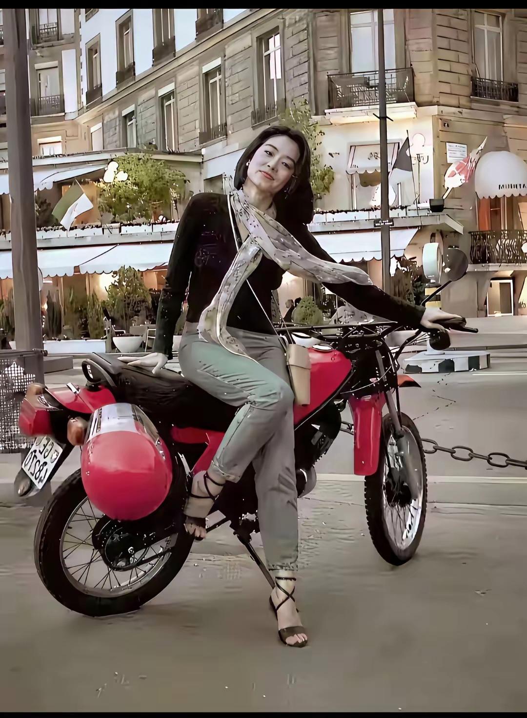 林青霞脚上的这鞋子，放到现在也很流行。 